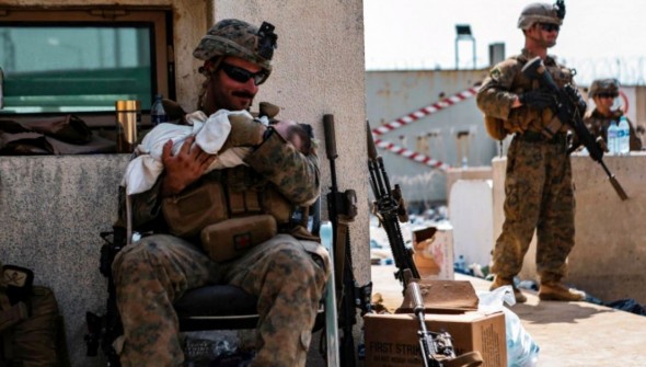 Imagini virale cu un bebeluș afgan în brațele militarilor americani. Ce s-a întâmplat cu copilul